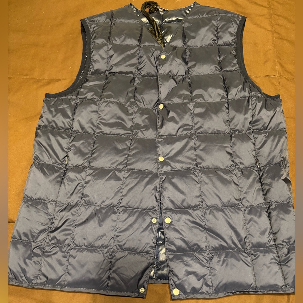 NWOT Size Large Taion Navy Blue Snap Button 90 Percent Down Sleeveless Vest